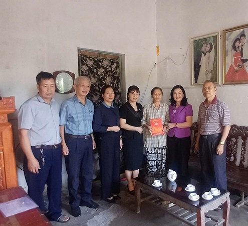 Lãnh đạo thị xã Sơn Tây thăm hỏi, động viên và tặng quà người cao tuổi có hoàn cảnh khó khăn: Lan toả tinh thần nhân văn, quan tâm người cao tuổi