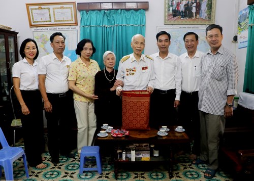 Lãnh đạo thị xã Sơn Tây thăm và tri ân các gia đình chính sách: Quan tâm chăm lo đời sống gia đình chính sách