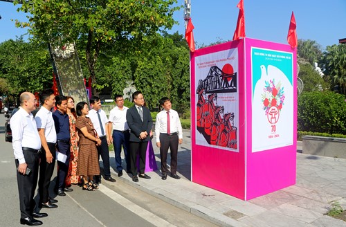 Triển lãm tranh cổ động tấm lớn: Tôn vinh lịch sử và khát vọng phát triển Thủ đô