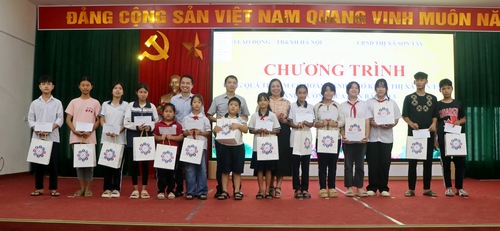 Trao yêu thương sau bão: 100 suất quà đến trẻ em khó khăn thị xã Sơn Tây