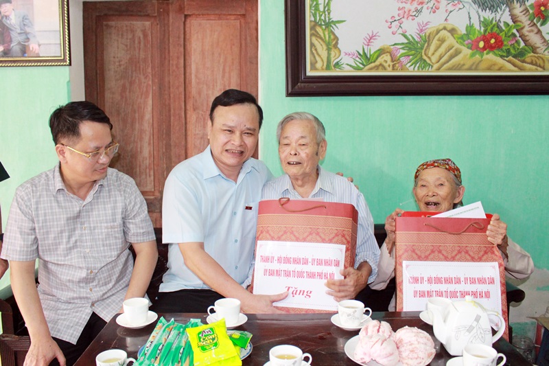 Huyện Thanh Oai tri ân những bậc tiền bối cách mạng: Tấm gương sáng cho thế hệ trẻ noi theo