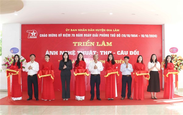 Huyện Gia Lâm: Lan toả các giá trị văn hoá qua triển lãm ảnh, thơ và câu đối