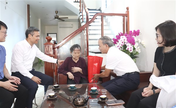 Phó Bí thư Thường trực Huyện ủy Gia Lâm tri ân Mẹ Việt Nam anh hùng và người có công nhân dịp kỷ niệm 70 năm Ngày Giải phóng Thủ đô