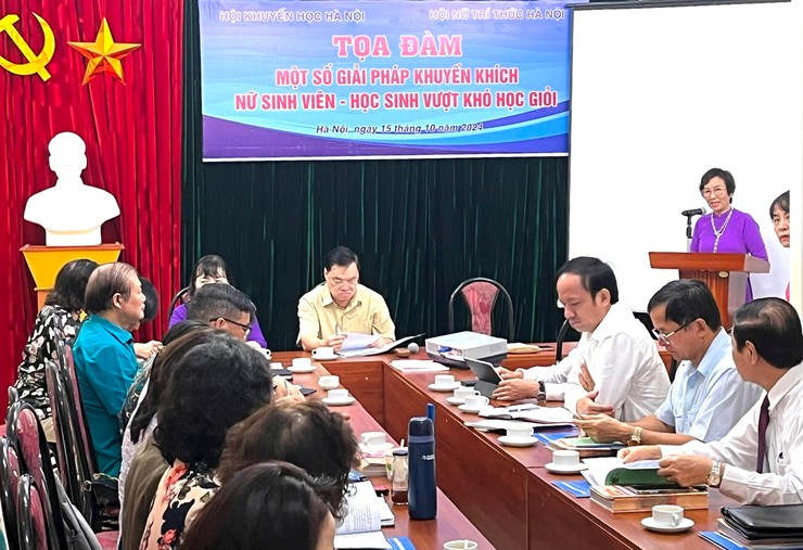 Trao cơ hội, chắp cánh ước mơ: Giải pháp khuyến khích nữ sinh vượt khó học giỏi