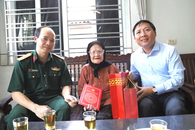 Huyện Mê Linh tri ân, tặng quà các gia đình chính sách tiêu biểu nhân 70 năm Ngày Giải phóng Thủ đô