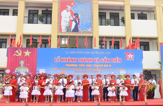 Huyện Mê Linh gắn biển công trình chào mừng 70 năm Giải phóng Thủ đô: Nâng tầm cơ sở vật chất giáo dục 