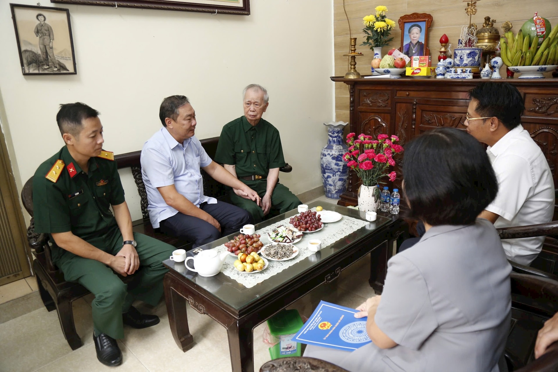 Phó Chủ tịch Thường trực UBND thành phố thăm, tặng quà chiến sĩ giải phóng Thủ đô tại quận Hà Đông