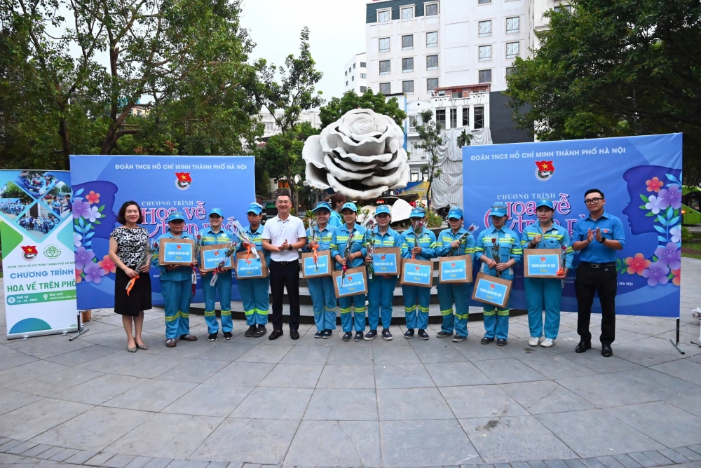 “Hoa về trên phố”: Tôn vinh những đoá hoa thầm lặng giữ sạch Thủ đô