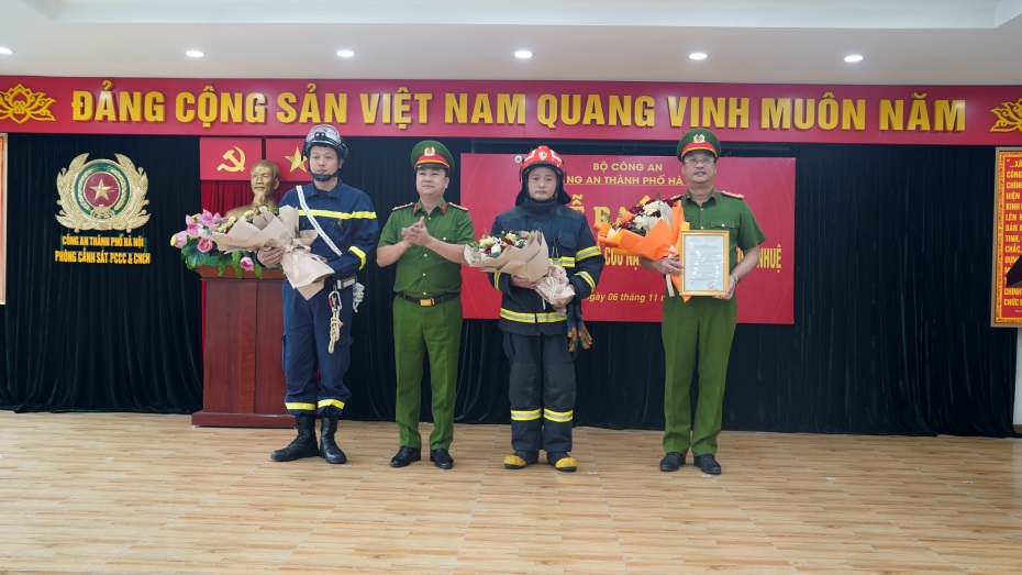 Hà Nội ra mắt 02 “Tổ Cảnh sát chữa cháy và cứu nạn cứu hộ đặc biệt tinh nhuệ”: "Quả Đấm Thép" đảm bảo an toàn phòng cháy chữa cháy