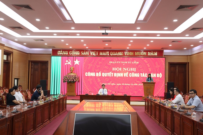 Ban Thường vụ Quận ủy Nam Từ Liêm tổ chức hội nghị trao quyết định về công tác cán bộ