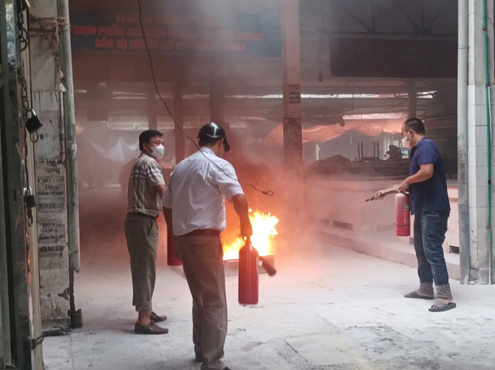 Tăng cường kỹ năng ứng phó hỏa hoạn tại chợ Quảng Oai qua buổi thực tập phương án PCCC và CNCH