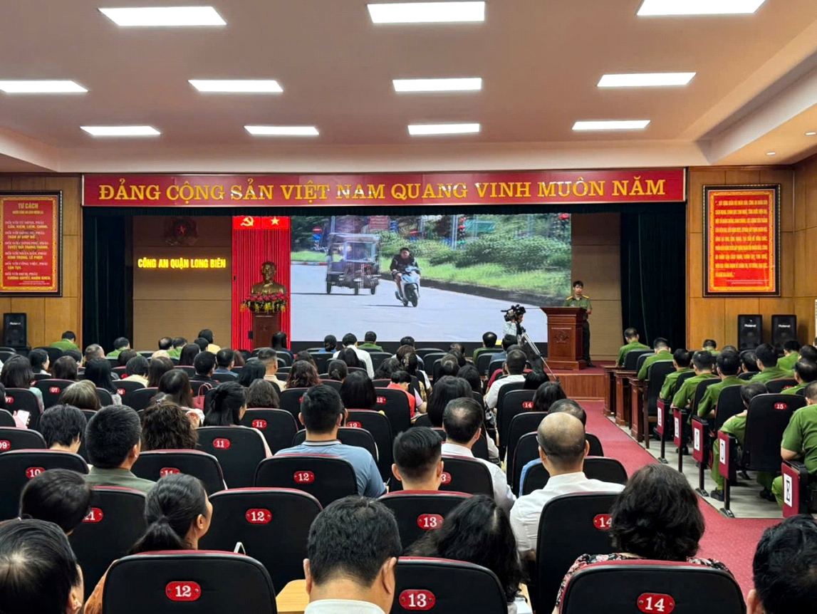 Quận Long Biên quyết liệt triển khai xử lý các vi phạm về trật tự, an toàn giao thông đối với lứa tuổi học sinh
