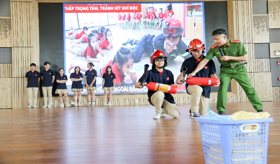 Quận Long Biên đẩy mạnh tuyên truyền và huấn luyện kỹ năng phòng cháy chữa cháy trong các cơ sở giáo dục