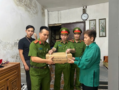 Trao tặng bình chữa cháy cho các hộ dân: Lan tỏa tinh thần trách nhiệm vì một cộng đồng an toàn