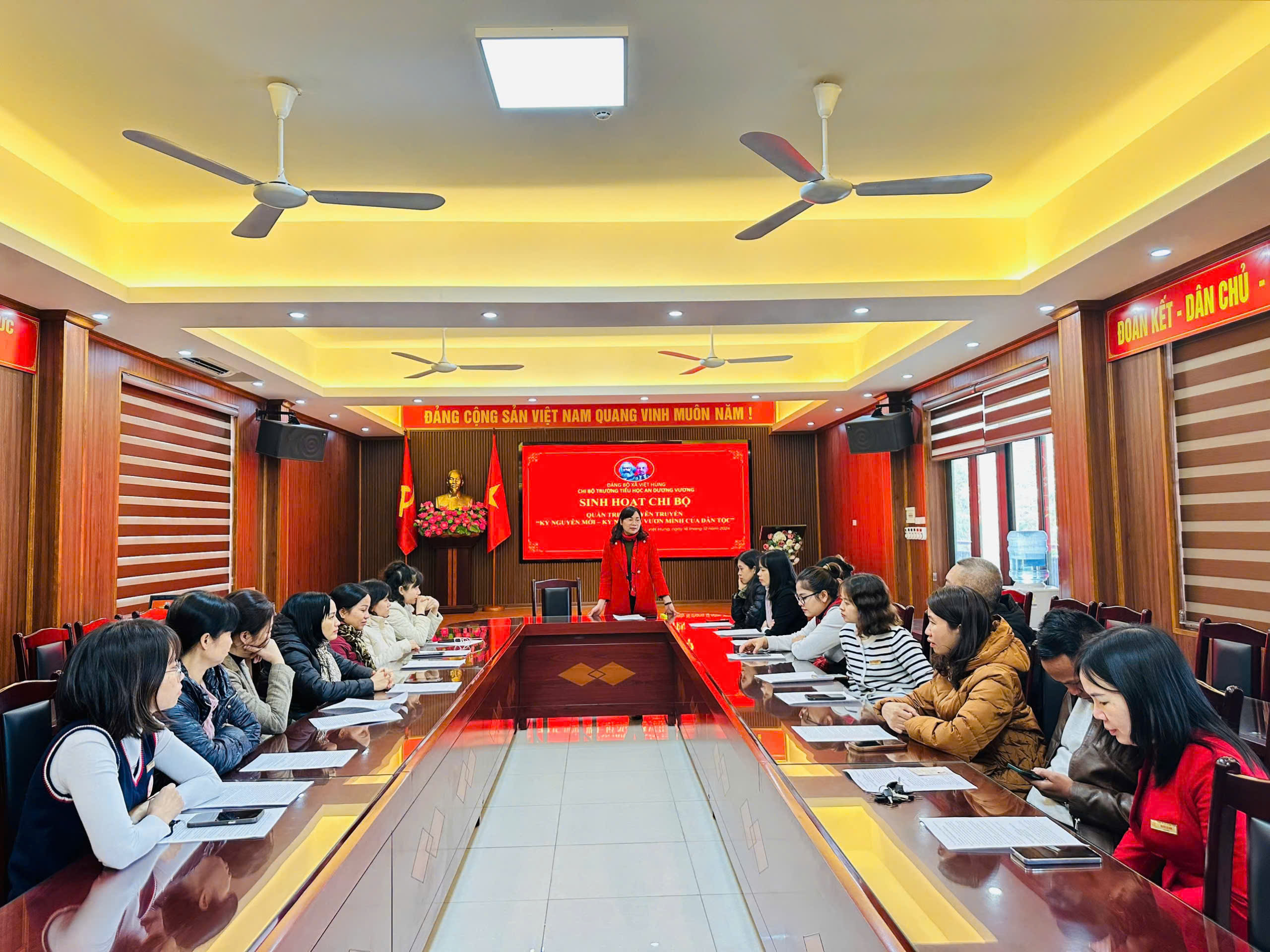 100% các chi bộ trên địa bàn huyện Đông Anh tổ chức sinh hoạt chuyên đề về "Kỷ nguyên mới - kỷ nguyên vươn mình của dân tộc”