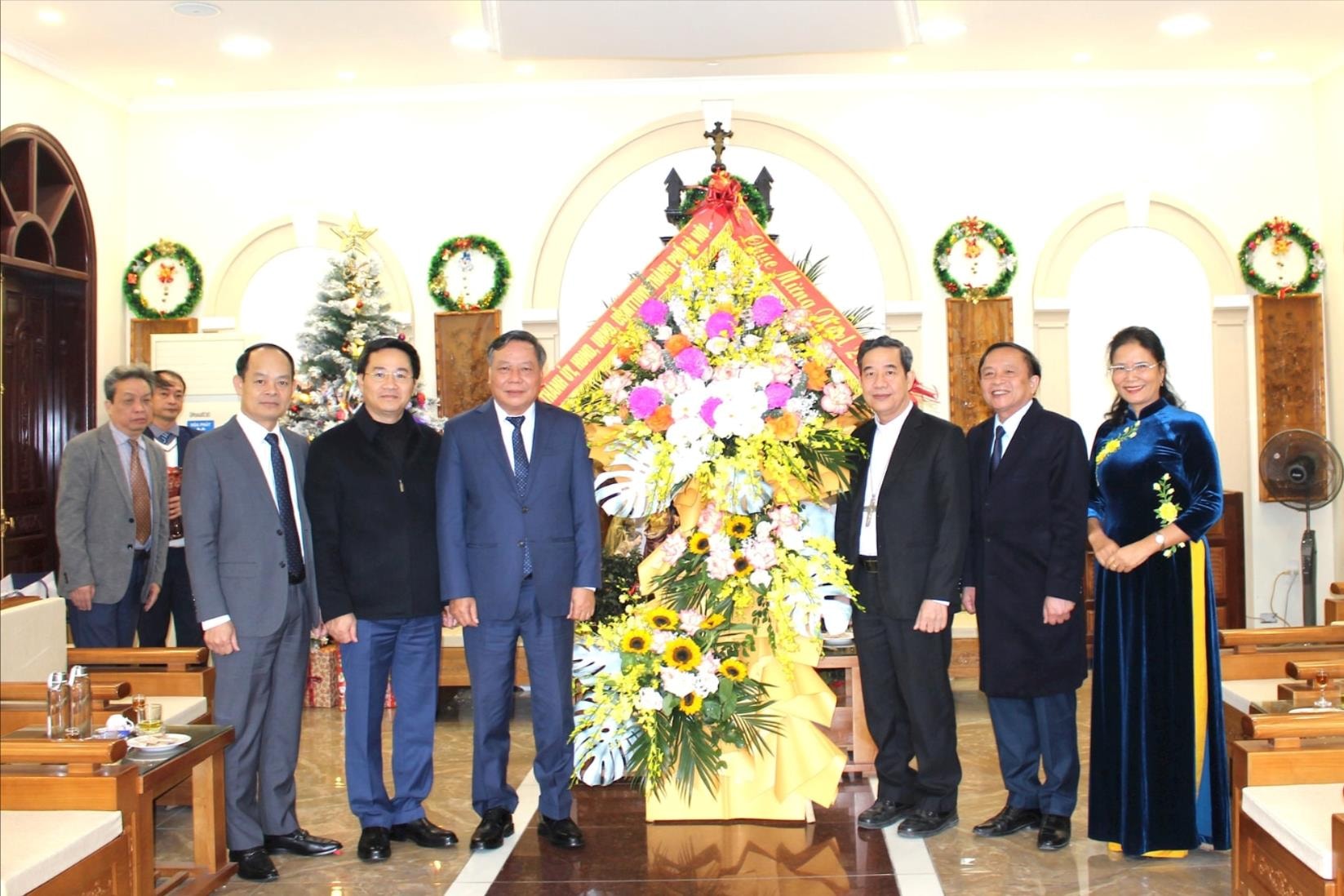Phó Bí thư Thường trực Thành ủy Hà Nội Nguyễn Văn Phong đến thăm, chúc mừng Giáo phận Hưng Hóa 
