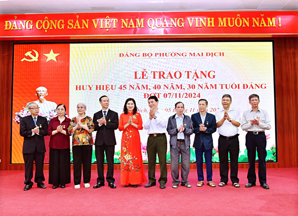 Đảng bộ phường Mai Dịch trao Huy hiệu Đảng vinh danh các đảng viên lão thành: Những tấm gương sáng ngời vì sự nghiệp cách mạng