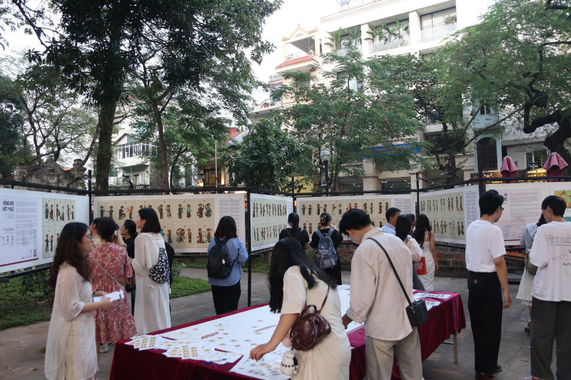 Hành trình văn hóa: Trưng bày 78 tác phẩm về 54 dân tộc Việt Nam tại Văn Miếu - Quốc Tử Giám