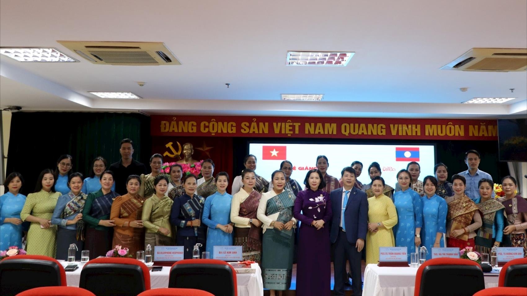 Tổng kết lớp bồi dưỡng nghiệp vụ công tác vận động phụ nữ cho cán bộ Hội Liên hiệp phụ nữ Thủ đô Viêng Chăn: Dấu ấn của tình hữu nghị Việt - Lào
