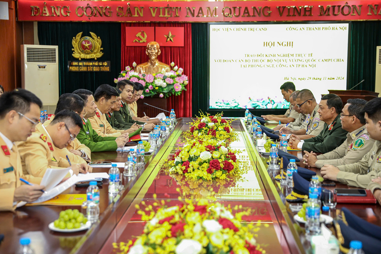 Công an thành phố Hà Nội đón tiếp Đoàn cán bộ Campuchia: Củng cố mối quan hệ hợp tác hữu nghị Việt Nam - Campuchia
