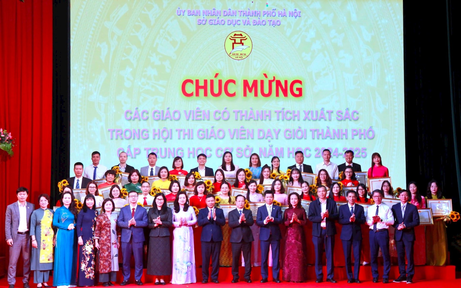 Hà Nội tôn vinh giáo viên xuất sắc tại Hội thi giáo viên dạy giỏi cấp THCS năm 2024