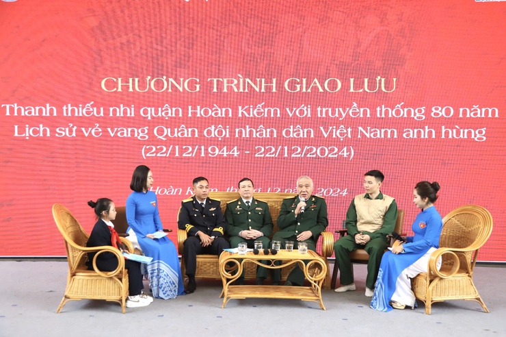 Nghĩa cử cao đẹp: Đoàn viên, thanh niên quận Hoàn Kiếm tri ân cựu chiến binh