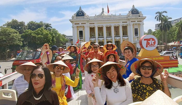 "Tinh Hoa Áo Dài": Hành trình văn hoá trên City Bus tôn vinh Hà Nội nhân dịp 70 Ngày Giải phóng Thủ đô