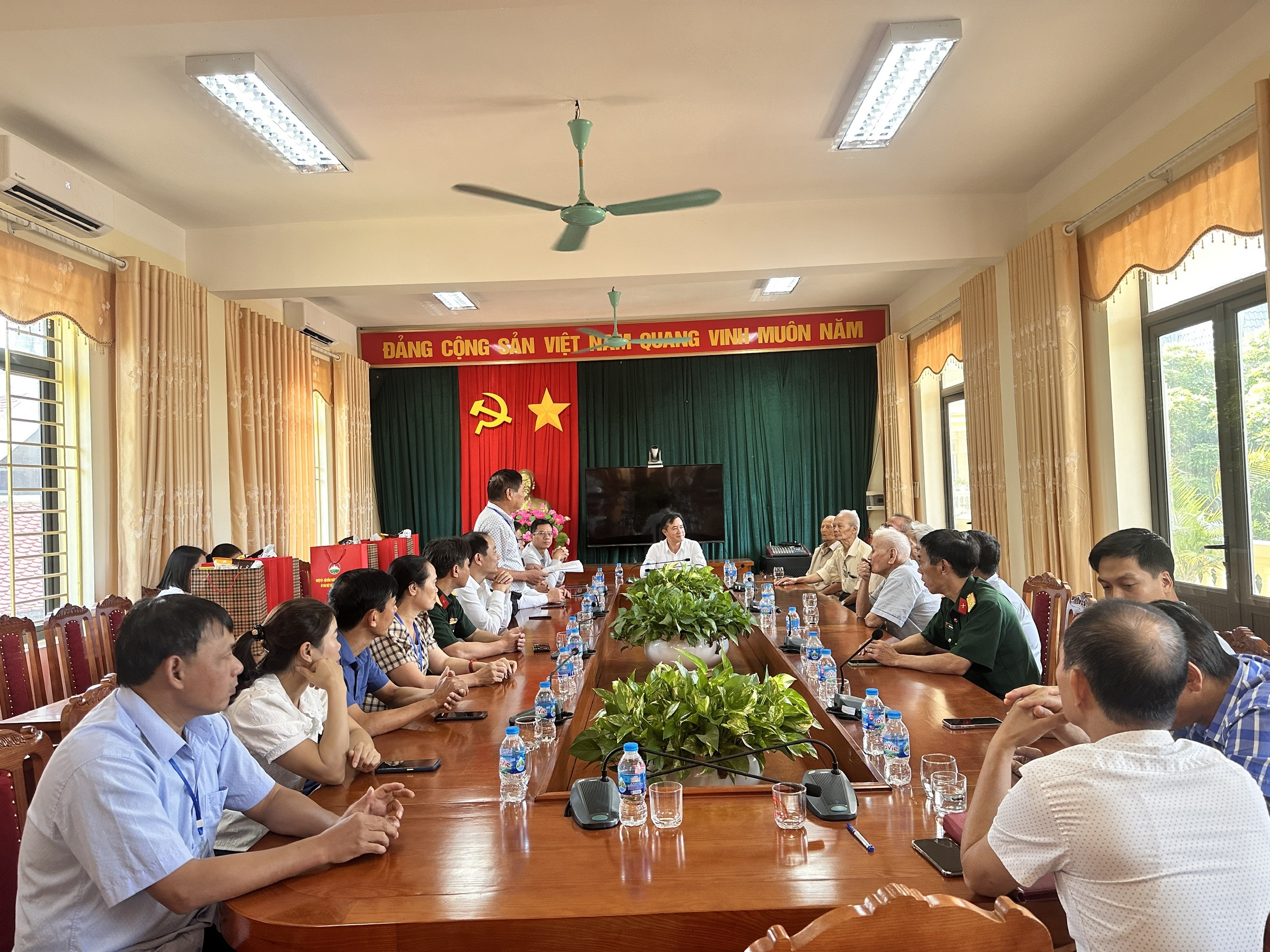 Chủ tịch UBND huyện Ba Vì thăm hỏi, tri ân những cống hiến lịch sử của các cựu chiến binh
