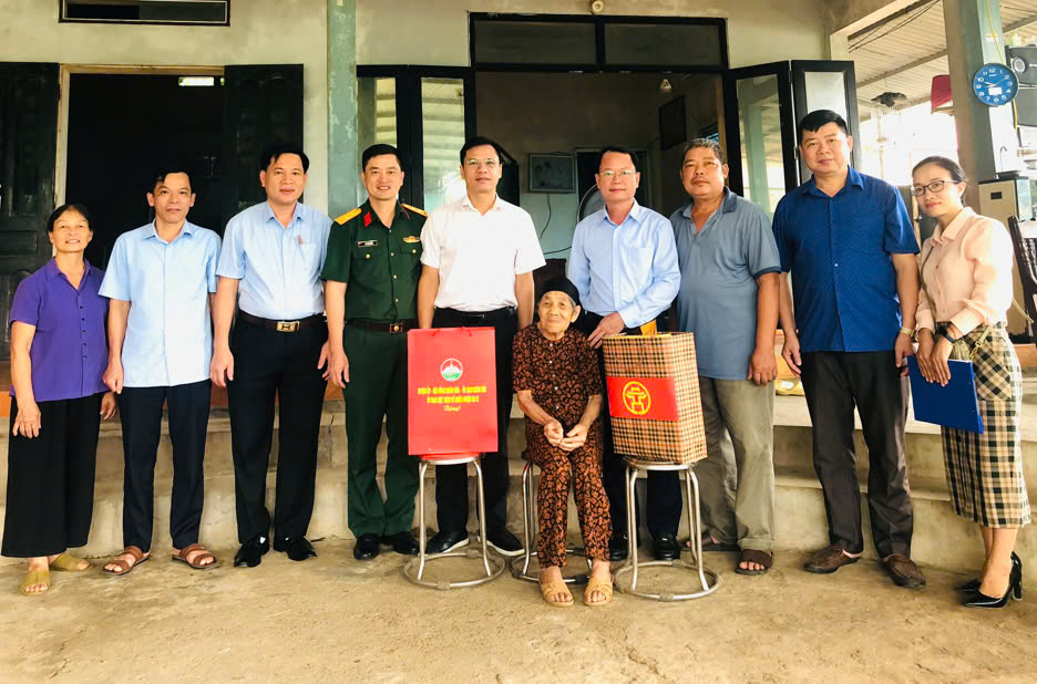 Huyện Ba Vì tổ chức thăm hỏi, tri ân các gia đình chính sách nhân kỷ niệm 70 năm Ngày Giải phóng Thủ đô