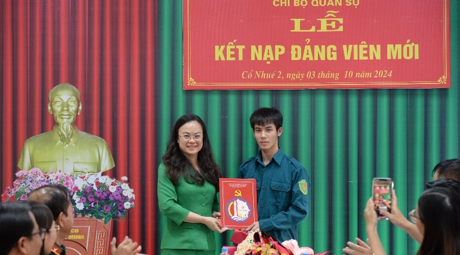Chi bộ Quân sự phường Cổ Nhuế 2 (quận Bắc Từ Liêm) kết nạp đảng viên trẻ tiên phong