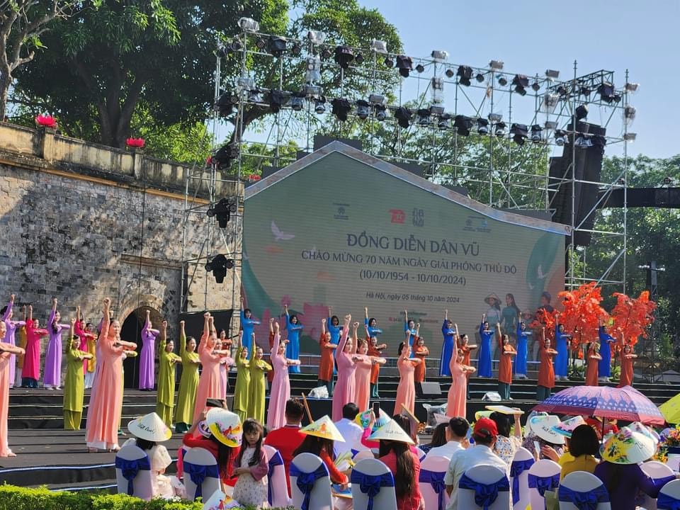 Lễ hội Áo dài du lịch Hà Nội năm 2024: Ấn tượng thu hút hơn 63.000 lượt khách tham quan