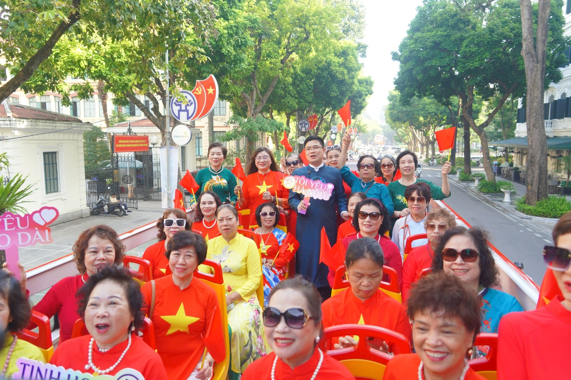 Trải nghiệm xe buýt miễn phí dành cho người dân và du khách nhân dịp kỷ niệm 70 năm Ngày Giải phong Thủ đô
