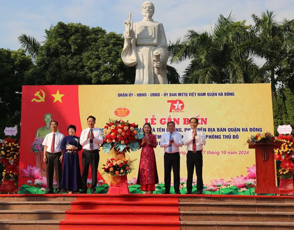 Lễ gắn biển công trình chào mừng Ngày Giải phóng Thủ đô tại Hà Đông: Cải tạo không gian xanh - tăng cường tiện ích cộng đồng
