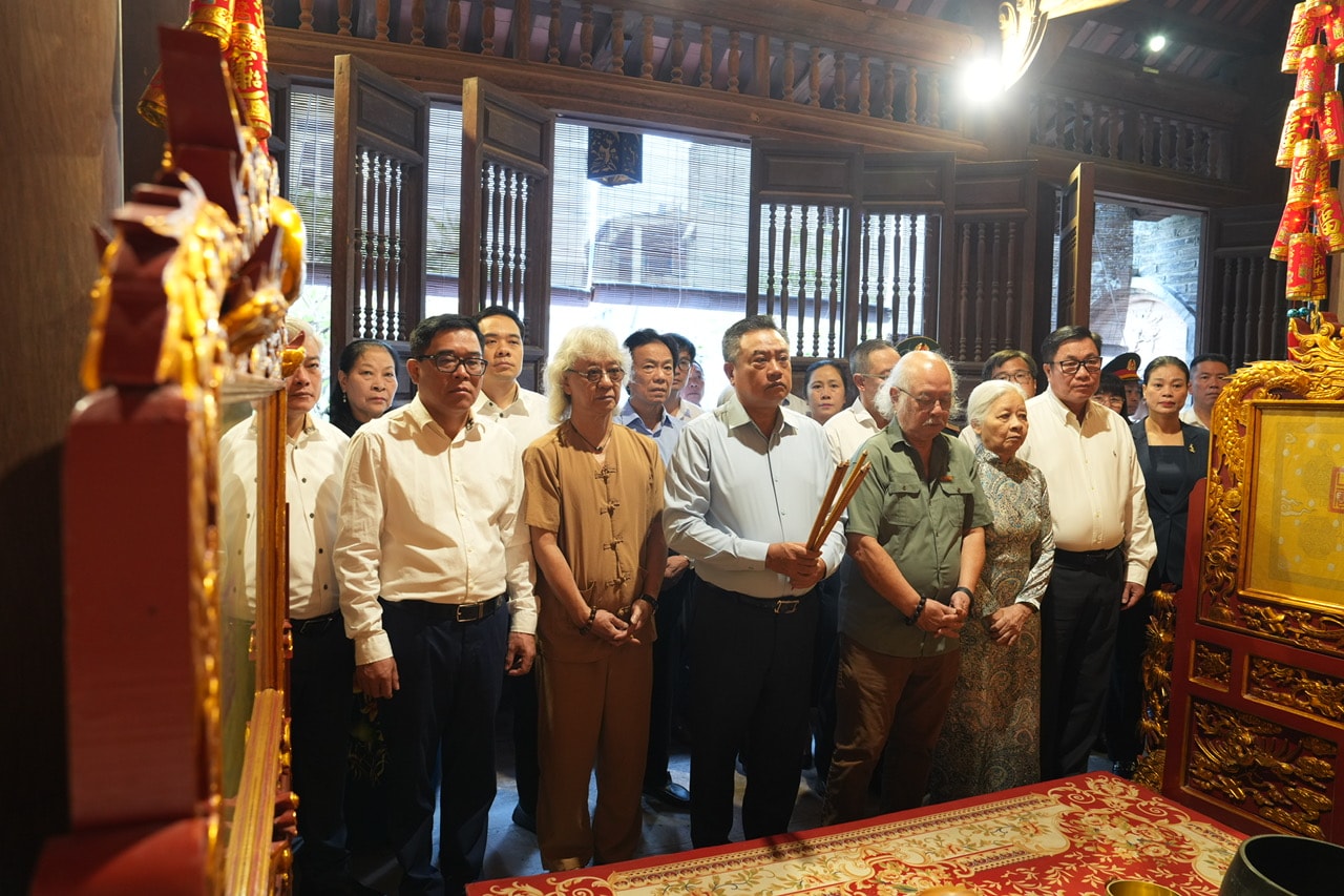 Đoàn đại biểu thành phố Hà Nội dâng hương, tưởng niệm cố Chủ tịch Ủy ban Hành chính Hà Nội Trần Duy Hưng: Tấm gương sáng cho thế hệ mai sau