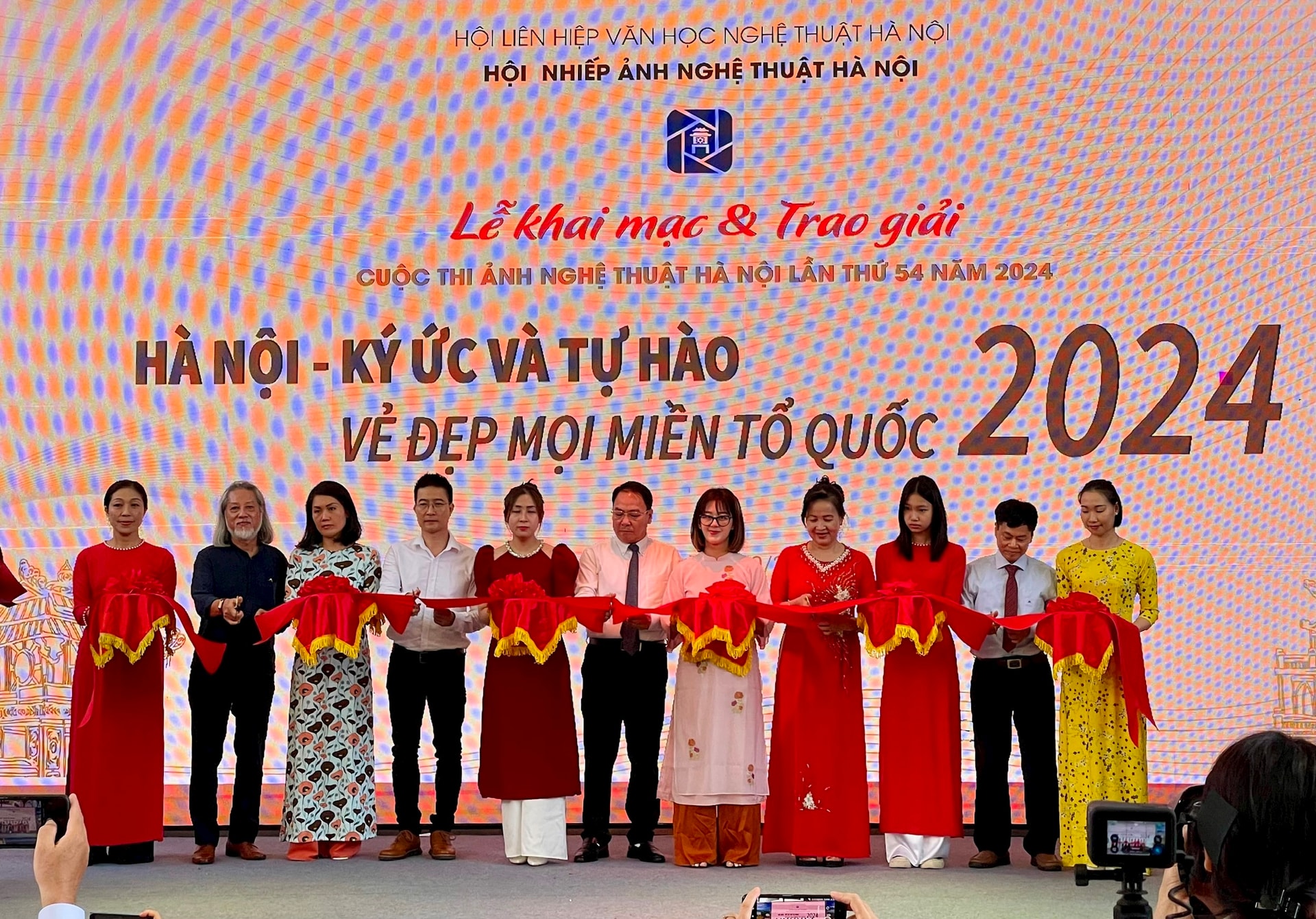 Khai mạc triển lãm ảnh: Khám phá ký ức Thủ đô và vẻ đẹp mọi miền Tổ quốc