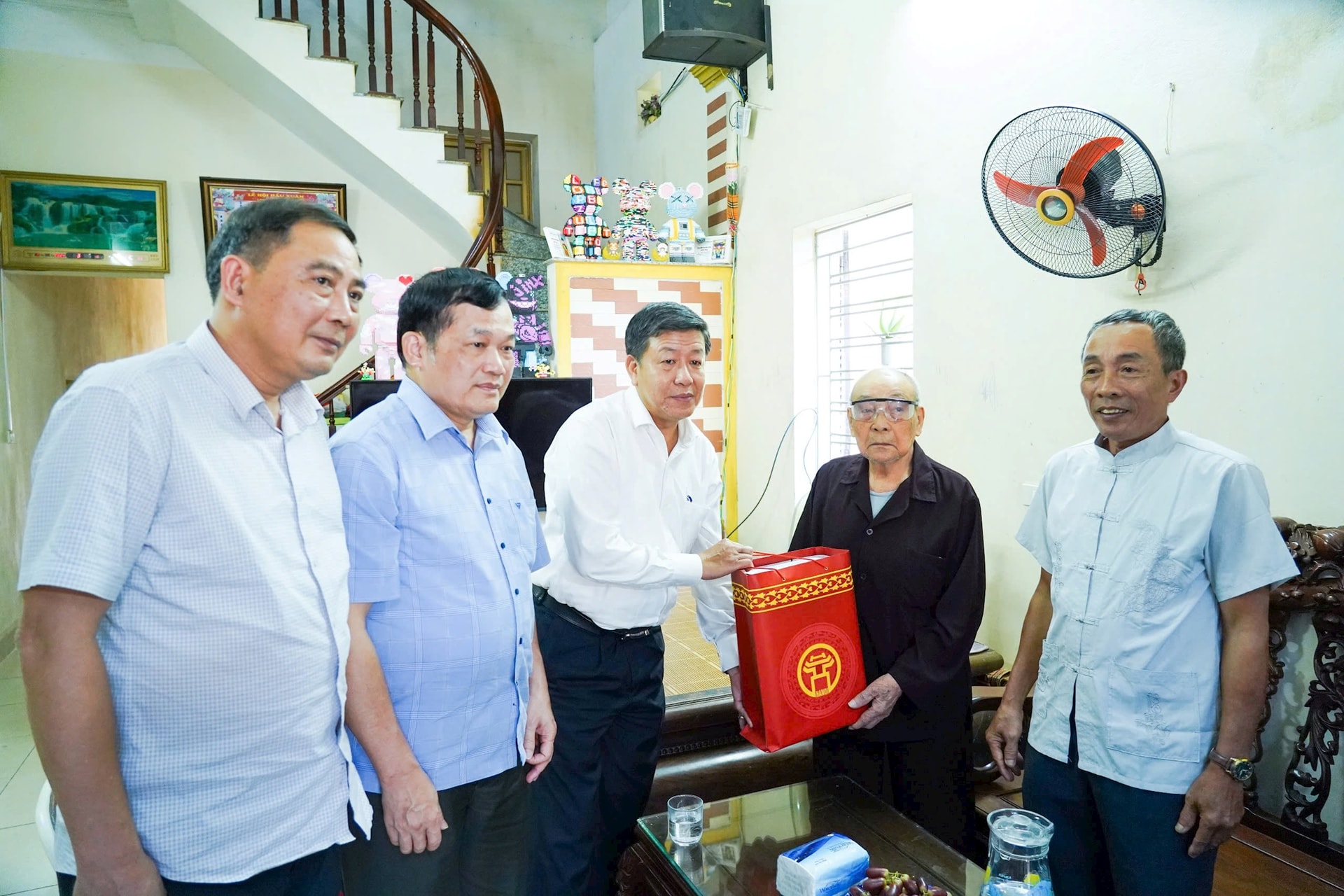 Nghĩa tình và tri ân: Lãnh đạo thành phố Hà Nội thăm, tặng quà các gia đình người có công