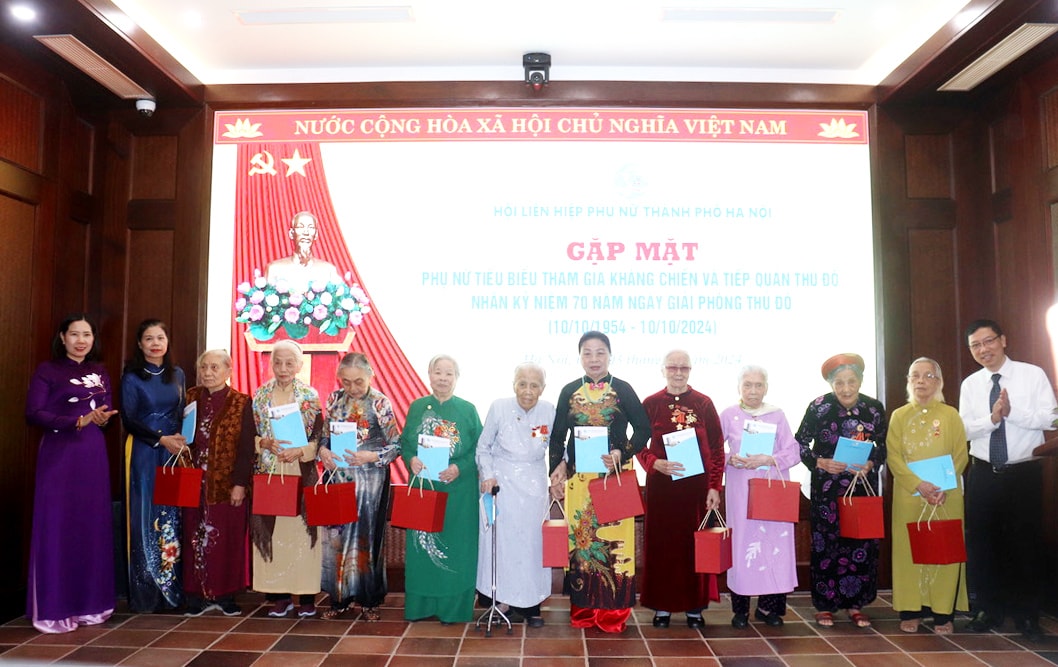 Gặp mặt phụ nữ tiêu biểu tham gia kháng chiến và tiếp quản Thủ đô: Lan toả giá trị truyền thống, khẳng định vai trò lịch sử