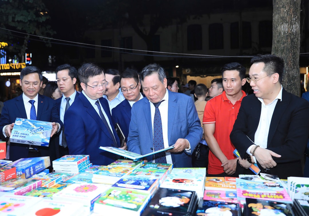 Khai mạc Hội sách “Hà Nội: Thủ đô văn hiến, anh hùng - Thành phố Vì hòa bình”: Lan toả văn hoá đọc, kết nối tri thức