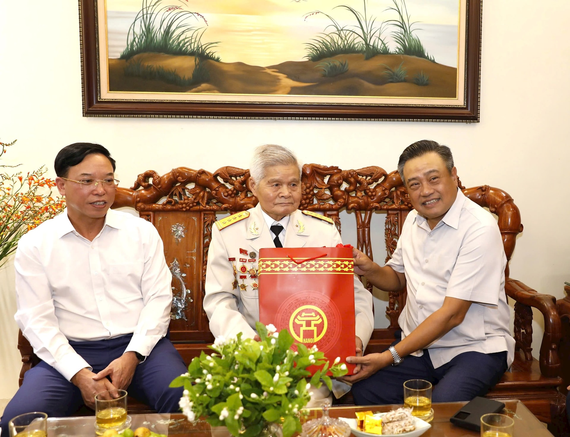 Chủ tịch UBND thành phố Hà Nội thăm các chiến sĩ trực tiếp giải phóng Thủ đô: Hà Nội lan toả tinh thần "Uống nước nhớ nguồn"