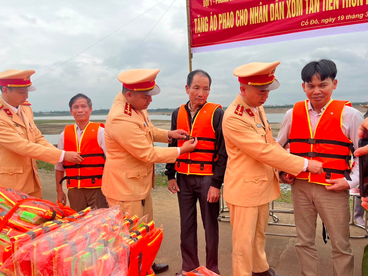 Tặng 200 áo phao cho bà con làng chài Cổ Đô