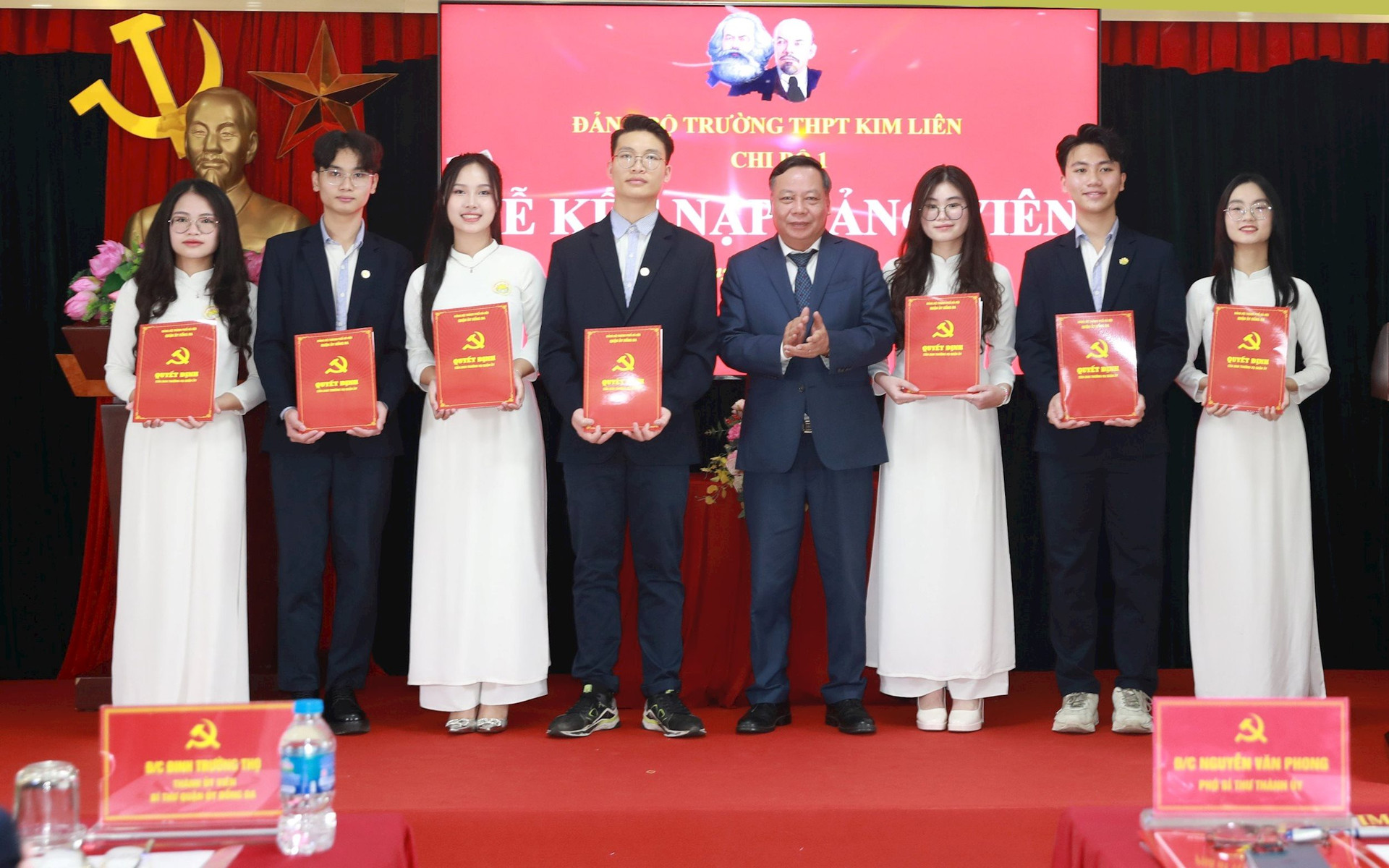 Kết nạp 7 đảng viên là học sinh Trường THPT Kim Liên