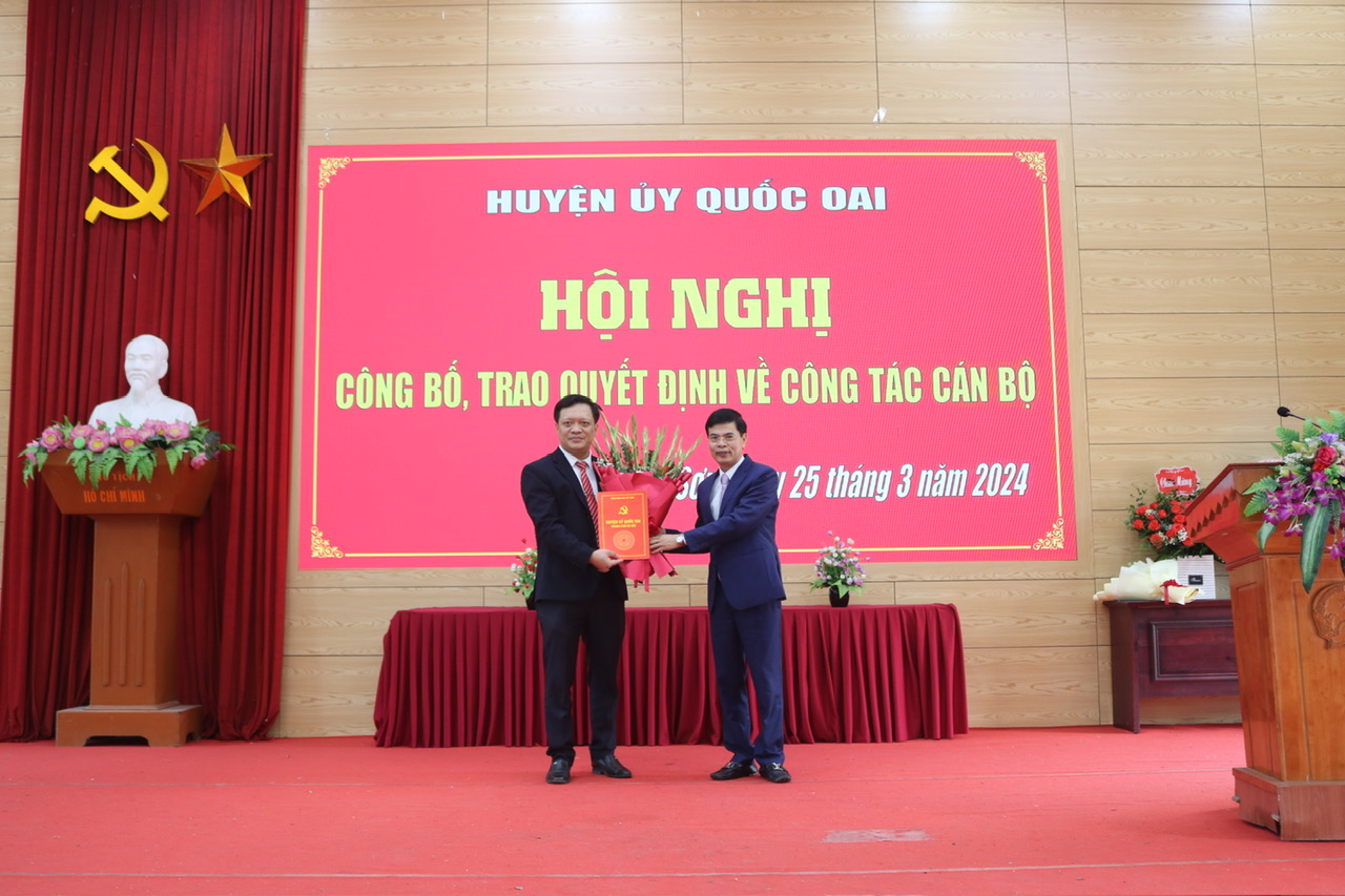 Ban Thường vụ Huyện ủy Quốc Oai công bố, trao các Quyết định về công tác cán bộ