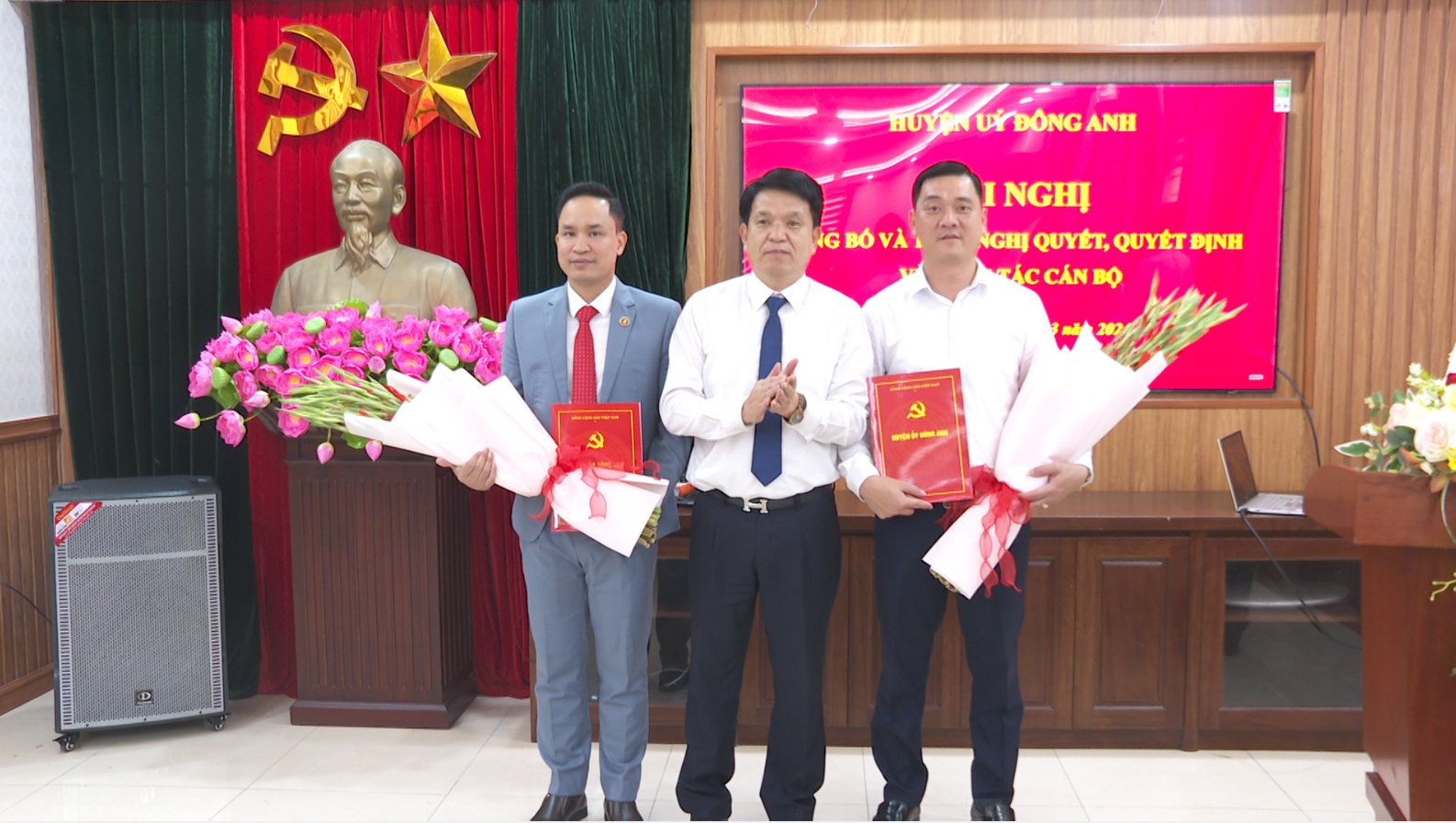 Hội nghị công bố và trao nghị quyết, quyết định về công tác cán bộ tại xã Xuân Canh, xã Cổ Loa
