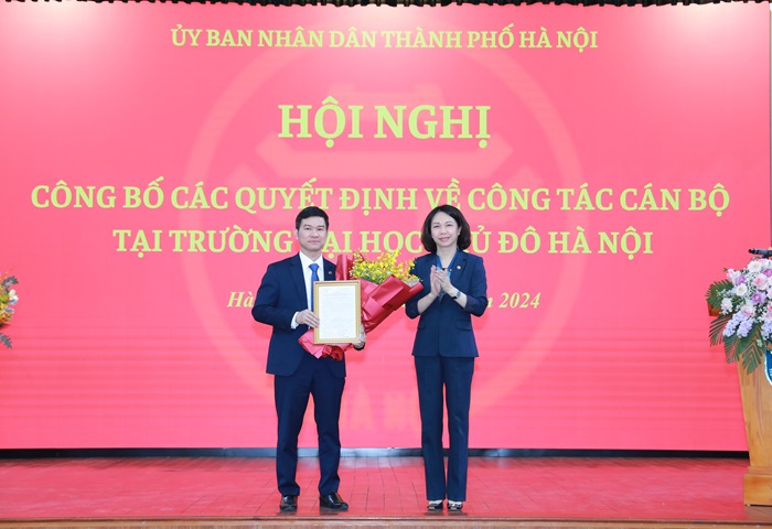 Trao Quyết định công tác cán bộ tại Trường Đại học Thủ đô Hà Nội