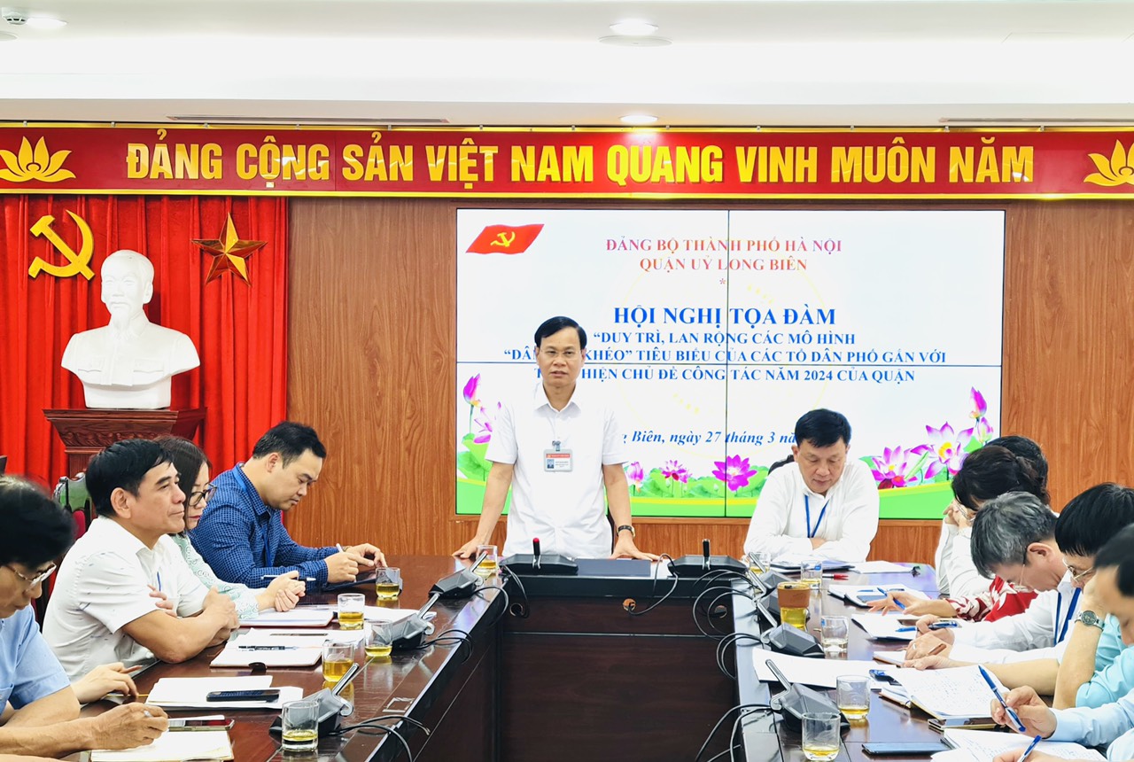 Toạ đàm "Duy trì, nhân rộng các mô hình dân vận khéo tiêu biểu của các tổ dân phố gắn với việc thực hiện chủ đề công tác năm 2024 của quận Long Biên”