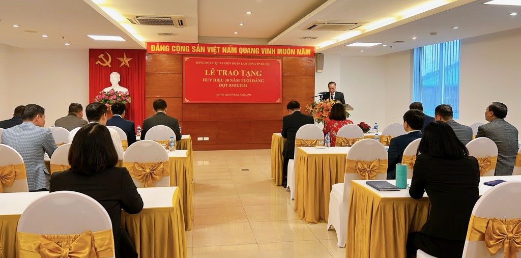 Lễ trao Huy hiệu 30 năm tuổi Đảng cho đồng chí Lê Anh Quân