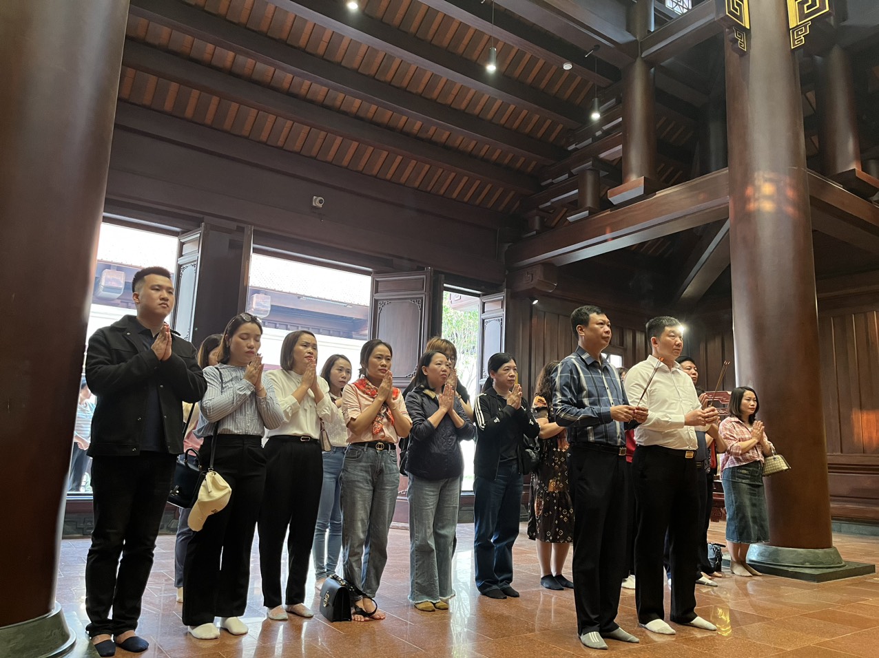 Đảng ủy khối các cơ quan thành phố tri ân các anh hùng liệt sĩ và gia đình có công tại tỉnh Điện Biên