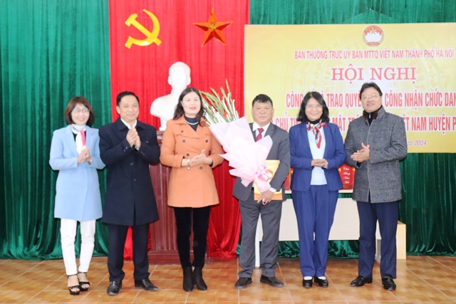 Công bố quyết định công nhận chức danh Phó Chủ tịch Uỷ ban MTTQ Việt Nam huyện Phú Xuyên