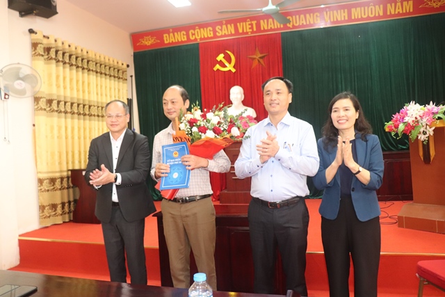 Trao quyết định bổ nhiệm Giám đốc Trung tâm Dịch vụ Nông nghiệp huyện Phú Xuyên