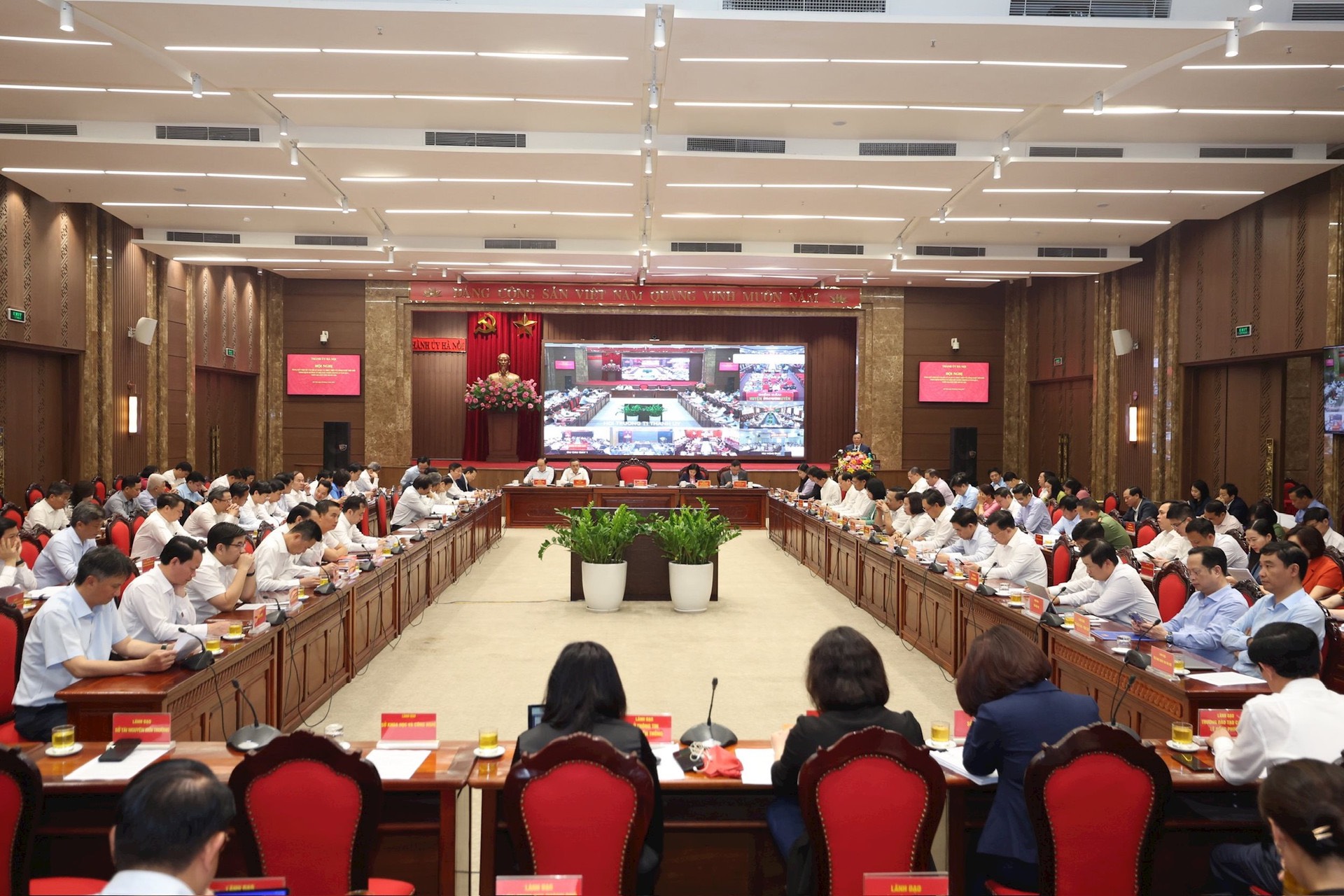 Hà Nội gương mẫu đi đầu thực hiện thành công chủ trương đổi mới của Đảng